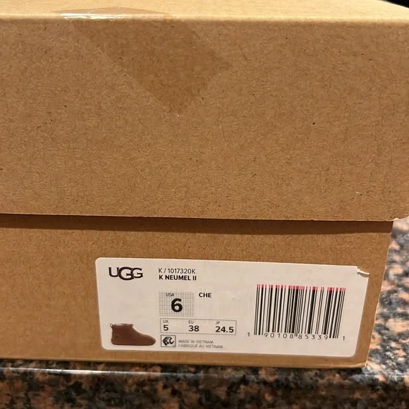 NWT - Ugg Neumel II chukka boot.  Chestnut color.  Big boys Size 6. - Picture 8 of 9